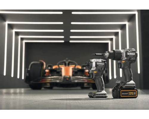 Dva akumulátorové šroubováky DeWalt McLaren před závodním vozem
