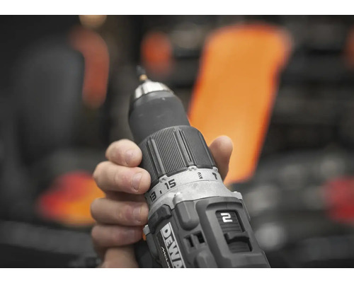 Ruka drží aku vrtačku DeWalt