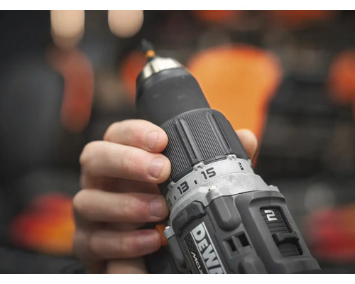 Detailní záběr ruky držící akumulátorový šroubovák