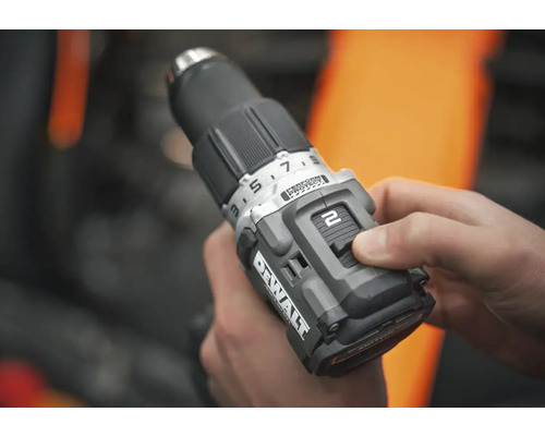 Akumulátorový vrtací šroubovák DeWalt v ruce