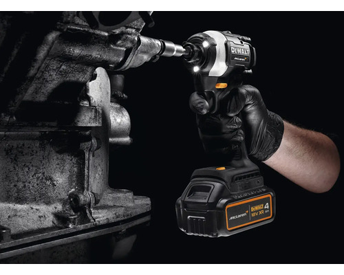 Akumulátorový rázový utahovák používaný na kovové konstrukci, logo Dewalt McLaren