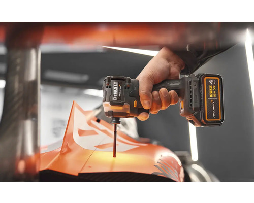 Akumulátorový rázový utahovák DeWalt McLaren v provozu.