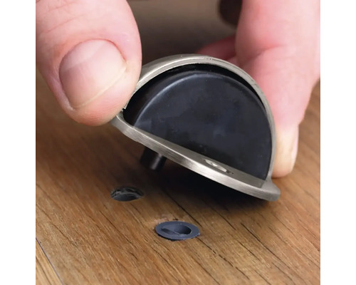 Montáž dveřního dorazu na dřevěnou podlahu.