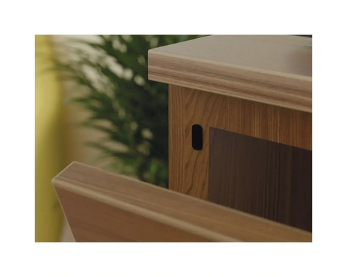 Detail dřevěného nábytku s otevřenými dvířky