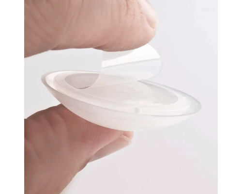 Průhledné zátky dřezu se odstraňují z prstu.