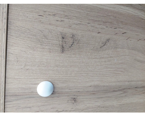 Detail komody s knoflíkovou rukojetí