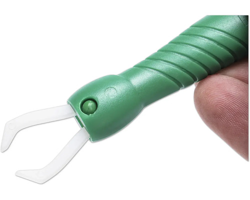 Odstraňovač klíšťat s plastovou rukojetí a kleštěmi