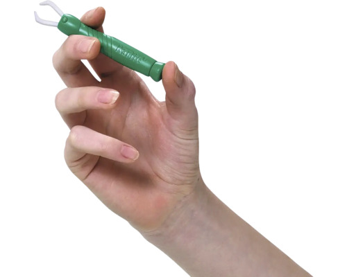 Ruka drží kleště na klíšťata