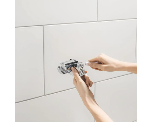 Instalace držáku ruční sprchy v koupelně na zdi