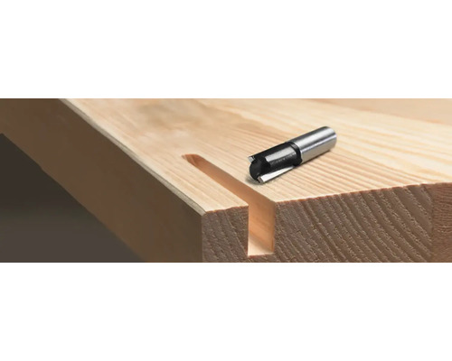 Dřevoobráběcí fréza na obrobku s drážkou