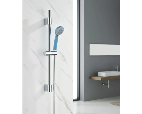 Sprchová tyč s ruční sprchou v koupelně