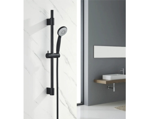 Sprchová tyč s ruční sprchou v koupelně
