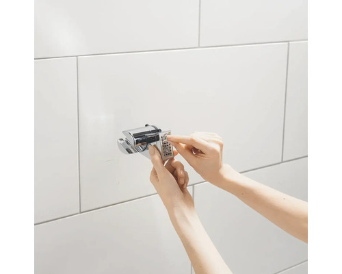 Instalace sprchové armatury na stěnu s obklady.