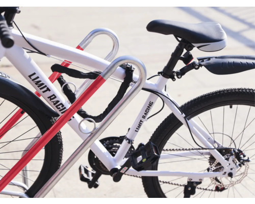 Jízdní kolo se zámkem na kolo v stojanu na kola