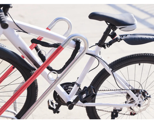 Jízdní kola zajištěná řetězem v cyklistickém stojanu