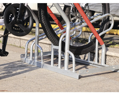 Kovový stojan na kola s koly