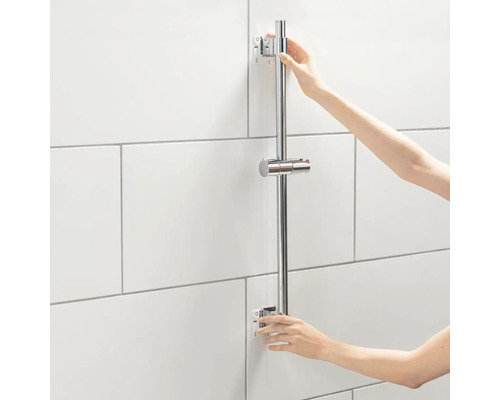 Sprchová tyč pro montáž na stěnu s rukama