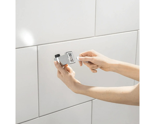 Montáž upevnění háčku na ručníky v koupelně