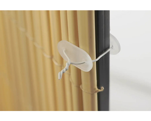 Detailní pohled na bambusovou žaluzii s upevňovacími oky