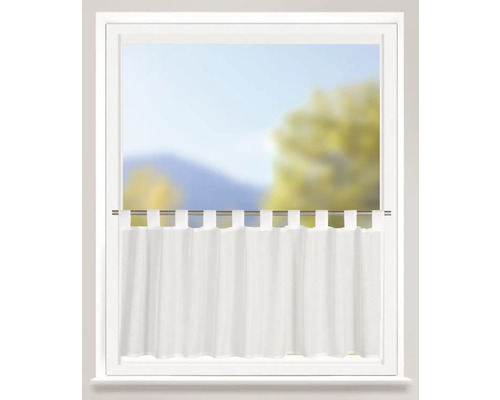 Okno s bílou krátkou záclonou