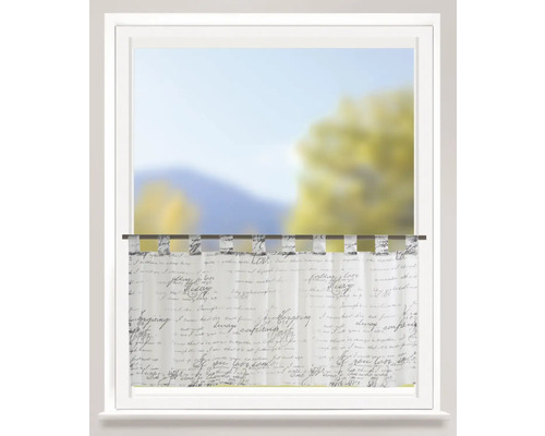 Dekorativní okno se záclonou a vzorem písma