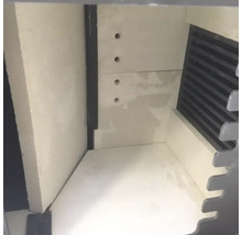 Vnitřní pohled na kamna se šamotovými cihlami a ventilační mřížkou
