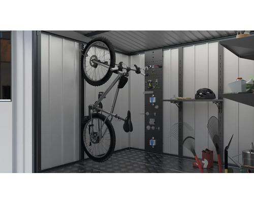 Jízdní kolo na nástěnném držáku v kůlně na nářadí