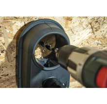 Jádrový vrták vrtá otvor do zdi pomocí vrtačky s odsáváním prachu