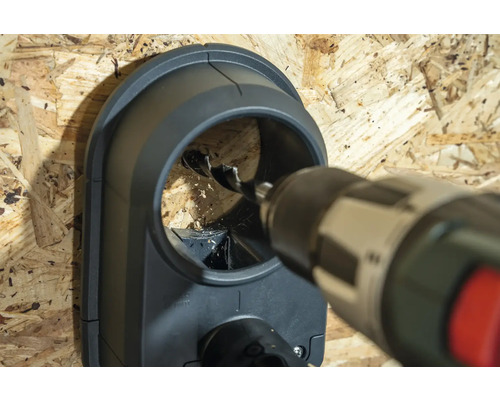 Jádrový vrták vrtá otvor do zdi pomocí vrtačky s odsáváním prachu