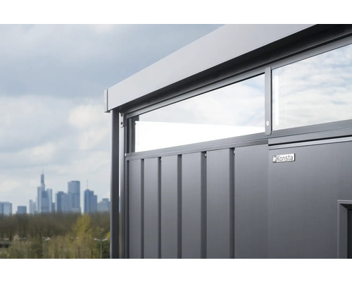 Detailní pohled na zahradní domek Konsta s okny a panoramatem v pozadí