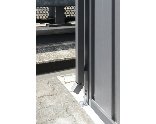 Detailní pohled na šedý carport s okapem a svodem