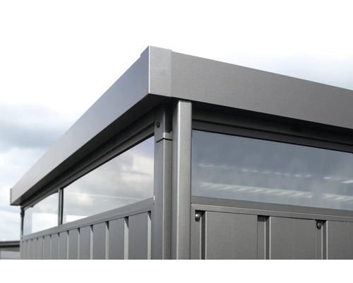 Detailní pohled na altán se skleněnými vložkami a hliníkovým rámem