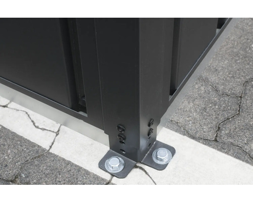 Detailní pohled na prvek plotu se šroubovým upevněním k zemi