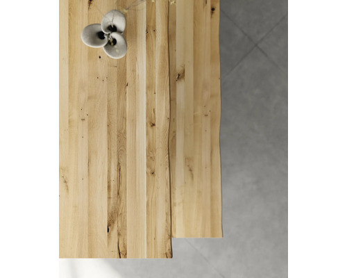 Dřevěná stolová deska s přírodním okrajem a květinovou dekorací