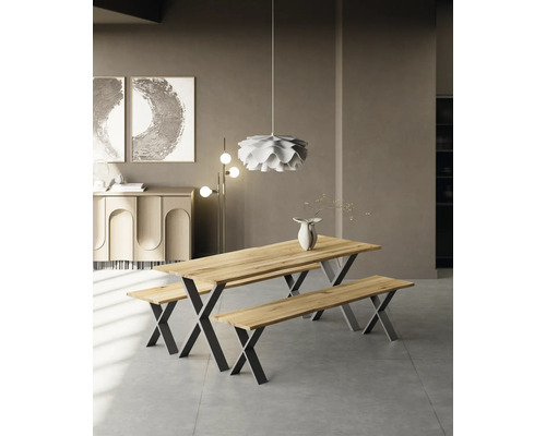 Jídelna s dřevěným stolem a lavicemi na kovovém rámu, doplněná závěsným svítidlem a příborníkem