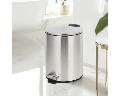 Nerezový pedálový koš v koupelně