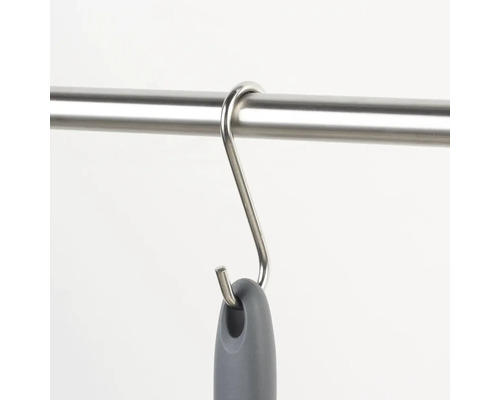 Kovový S-hák visí na tyči