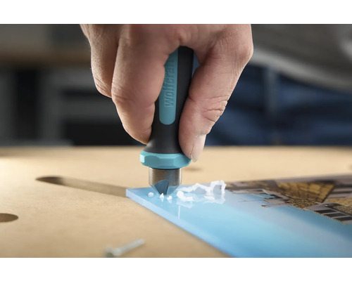 Osoba odstraňuje otřepy z akrylátové desky pomocí odstraňovače otřepů od společnosti Wolfcraft.