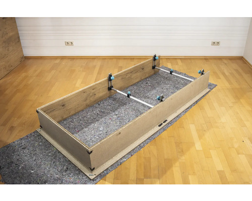 Montáž dřevěného rámu s upínacími přípravky na ochranné podložce