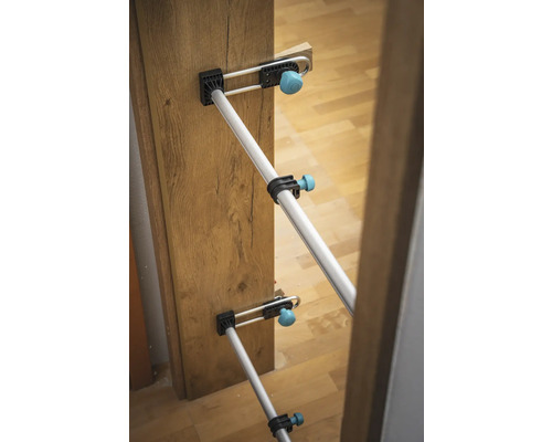 Rozpěrka dveří pro upevnění dveřních zárubní