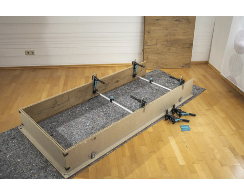 Dřevěný rám sestavený pomocí šroubových a rozpěrných svorek