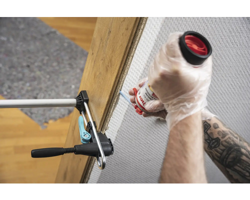 Aplikace montážního lepidla pomocí vytlačovací pistole k připevnění desky