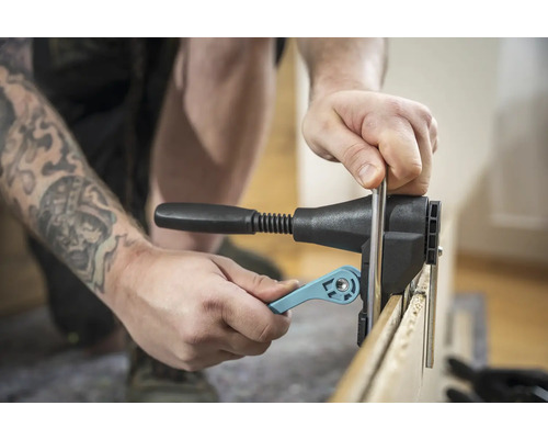 Osoba používá přípravek pro kolíkové spoje pro spoje dřeva.