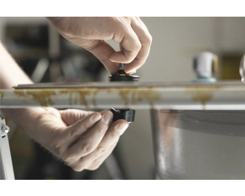 Ruce montují součástku na stroj