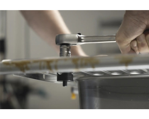 Montáž dřezu s ráčnovým klíčem