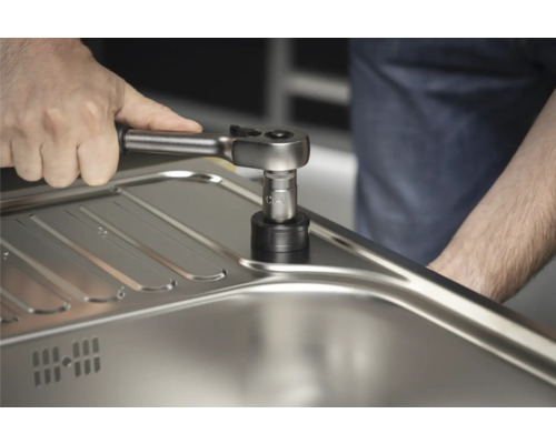 Instalace kuchyňského dřezu s ráčnovým klíčem