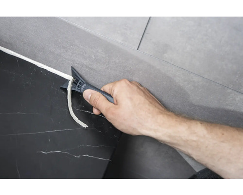 Odstraňování těsnicího tmelu pomocí odstraňovače spár