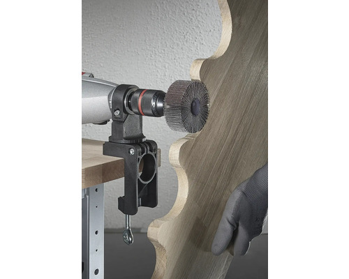 Kartáčový nástavec na vrtačce opracovává dřevo