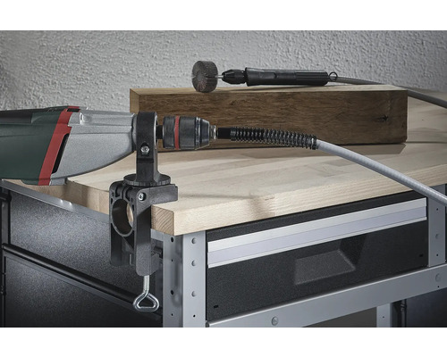 Elektrické nářadí s ohebným hřídelem a stolní svorkou na pracovním stole