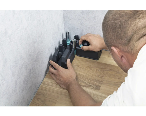 Pokosnice se připevňuje v rohu na dřevěnou podlahu.